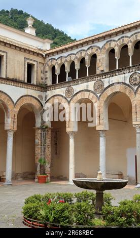 Überdachter Arkadensteg der Kathedrale von Salerno, Italien. Duomo di Salerno Stockfoto