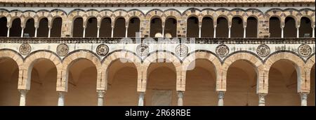 Überdachter Arkadensteg der Kathedrale von Salerno, Italien. Duomo di Salerno Stockfoto