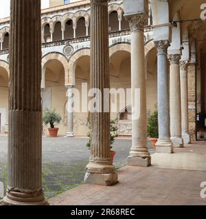 Bewachter Innenhof der Kathedrale von Salerno, Italien. Duomo di Salerno Stockfoto