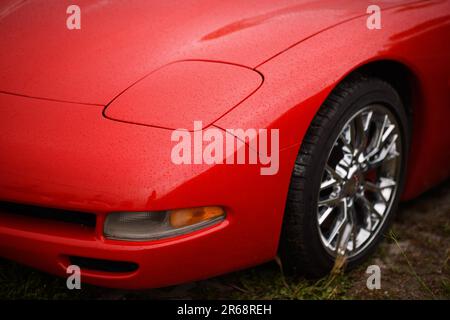 Izmir, Türkei - 3. Juni 2023: Nahaufnahme des geschlossenen ausklappbaren Scheinwerfers auf einem 2000 roten Chevrolet Corvette beim IZKOD Classic Car Meeting in B Stockfoto