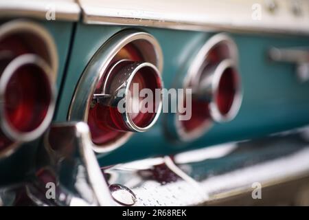 Izmir, Türkei - 3. Juni 2023: Nahaufnahme der Rücklichter eines blauen Chevrolet Impala beim IZKOD Classic Car Meeting am Buca Pond Stockfoto