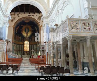 Ambon und Apse der Kathedrale von Salerno, Italien. Duomo di Salerno Stockfoto