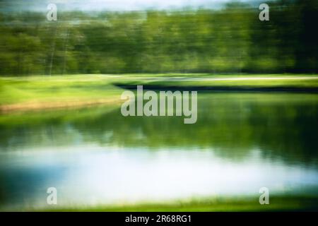 Sommer in Calgary, Carburn Park, Landschaftsabstraktion am Bow River, absichtliche Kamerabewegungen und absichtliche Unschärfe. Stockfoto