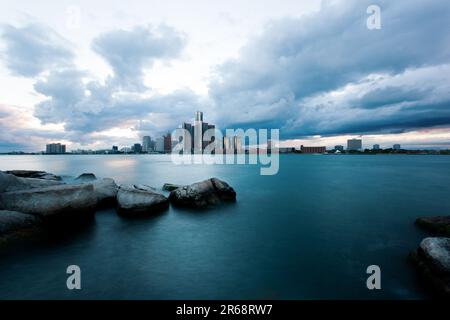 Blick auf die Skyline von Stormy Detroit von Windsor, ON. Grenzstädte Kanada und Michigan, USA. Firmengebäude und Detroit River. Stockfoto