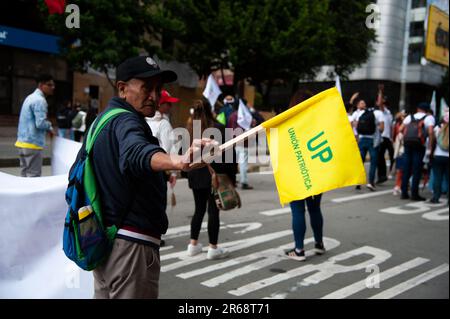 Bogota, Kolumbien. 07. Juni 2023. Während der Demonstrationen zur Unterstützung der Sozialreformen der kolumbianischen Regierung in Bogota, Kolumbien, am 7. Juni 2023 hält ein Demonstrante eine "Union Patriotica"-Flagge. Foto von: Chepa Beltran/Long Visual Press Credit: Long Visual Press/Alamy Live News Stockfoto