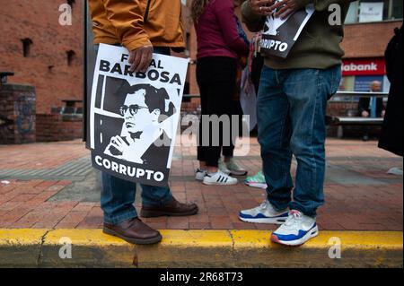 Bogota, Kolumbien. 07. Juni 2023. Demonstranten halten Banner, auf denen "Ankläger Barbosa ist korrupt" während der Demonstrationen zur Unterstützung der kolumbianischen Sozialreformen in Bogota, Kolumbien, am 7. Juni 2023 steht. Foto von: Chepa Beltran/Long Visual Press Credit: Long Visual Press/Alamy Live News Stockfoto