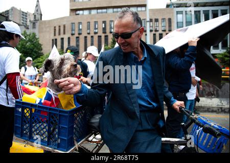 Bogota, Kolumbien. 07. Juni 2023. Ein Demonstrante trägt seinen Hund in einem Fahrrad während der Demonstrationen zur Unterstützung der kolumbianischen Sozialreformen in Bogota, Kolumbien, 7. Juni 2023. Foto von: Chepa Beltran/Long Visual Press Credit: Long Visual Press/Alamy Live News Stockfoto