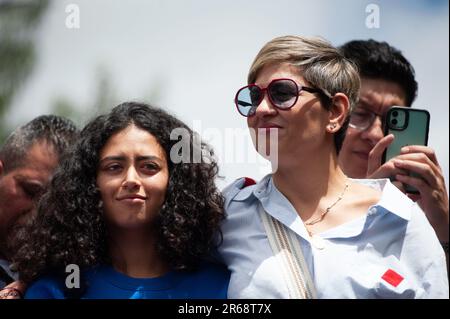 Bogota, Kolumbien. 07. Juni 2023. Veronica Alcocer (R) und ihre Tochter Sofia Petro (R) hören dem kolumbianischen Präsidenten Gustavo Petro (vor der Kamera) während der Demonstrationen zur Unterstützung der kolumbianischen Sozialreformen in Bogota, Kolumbien, am 7. Juni 2023 eine Rede zu. Foto von: Chepa Beltran/Long Visual Press Credit: Long Visual Press/Alamy Live News Stockfoto