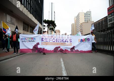 Bogota, Kolumbien. 07. Juni 2023. Demonstranten versammeln sich während der Demonstrationen zur Unterstützung der kolumbianischen Sozialreformen in Bogota, Kolumbien, 7. Juni 2023. Foto von: Chepa Beltran/Long Visual Press Credit: Long Visual Press/Alamy Live News Stockfoto