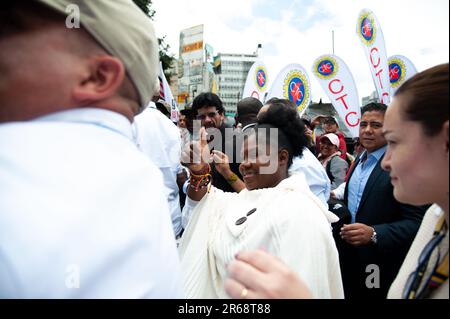 Bogota, Kolumbien. 07. Juni 2023. Kolumbiens Vizepräsidentin Francia Marquez wandelt mit Demonstranten während der Demonstrationen zur Unterstützung der kolumbianischen Sozialreformen in Bogota, Kolumbien, am 7. Juni 2023. Foto von: Chepa Beltran/Long Visual Press Credit: Long Visual Press/Alamy Live News Stockfoto