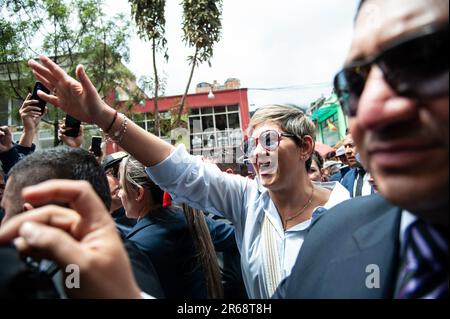 Bogota, Kolumbien. 07. Juni 2023. Kolumbiens First Lady Veronica Alcocer läuft mit Demonstranten während der Demonstrationen zur Unterstützung der kolumbianischen Sozialreformen in Bogota, Kolumbien, am 7. Juni 2023. Foto von: Chepa Beltran/Long Visual Press Credit: Long Visual Press/Alamy Live News Stockfoto