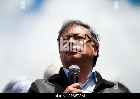 Bogota, Kolumbien. 07. Juni 2023. Der kolumbianische Präsident Gustavo Petro hält während der Demonstrationen zur Unterstützung der kolumbianischen Sozialreformen in Bogota, Kolumbien, am 7. Juni 2023 eine Rede. Foto von: Chepa Beltran/Long Visual Press Credit: Long Visual Press/Alamy Live News Stockfoto