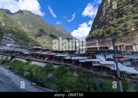 Hauptstraße von Agua Calientes, Peru, Tor zu Machu Picchu, mit neuem Hotelgebäude, Erholung des Tourismus nach der COVID-Pandemie Stockfoto