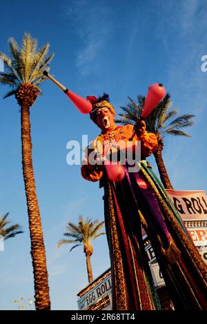 Jonglierender Clown auf Pfählen, der in Florida auftritt Stockfoto