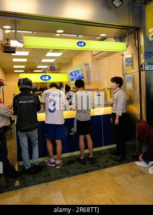 Kunden, die an einem 50 LAN Teeshop in Taipei, Taiwan bestellen; eine der größten Teeketten in Taiwan, gegründet 1994 in Tainan. Stockfoto