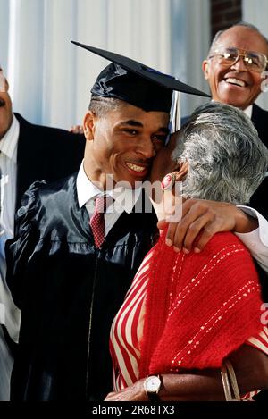 Ich bin stolz und glücklich, das afroamerikanische College mit Umarmungen von seiner Großmutter abzuschließen Stockfoto