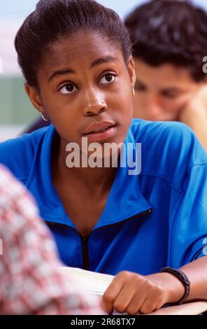 Afroamerikanische Oberschülerin, die im Unterricht aufpasst Stockfoto
