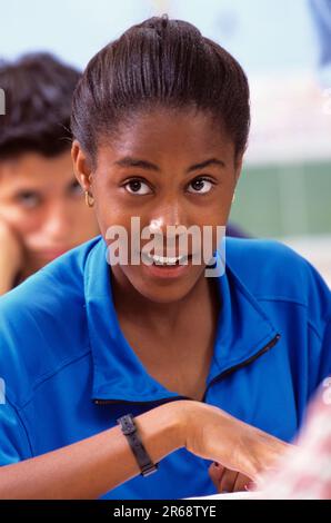 Schüler der Highschool ist aufmerksam im Unterricht Stockfoto