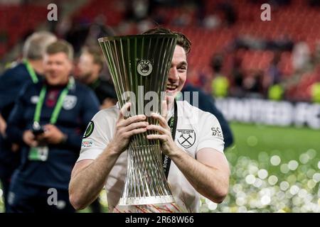 Prag, Tschechische Republik. 07. Juni 2023. Conor Coventry von West Ham United feiert mit der Trophäe, nachdem er das Finale der UEFA Europa Conference League zwischen Fiorentina und West Ham United in der Eden Arena in Prag gewonnen hat. Kredit: Gonzales Photo/Alamy Live News Stockfoto