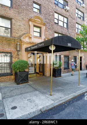 Das von Emery Roth entworfene Apartmenthaus 140 East 28. Street ist ein braunes Ziegelsteinhaus mit vielen Stein- und Terrakotta-Ornamenten, das 1931 erbaut wurde. Stockfoto