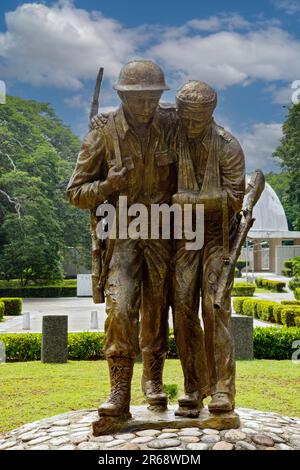 Statue „Brüder in Waffen“ am Pacific war Memorial auf Corregidor Island, die die Manila Bay Philippinen bewacht Stockfoto