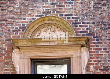 Das von Emery Roth entworfene Apartmenthaus 140 East 28. Street ist ein braunes Ziegelsteinhaus mit vielen Stein- und Terrakotta-Ornamenten, das 1931 erbaut wurde. Stockfoto