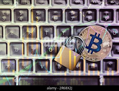 Digitale Währungssicherheit. Bitcoin und Vorhängeschloss auf Laptop, Nahaufnahme. Diagramme und Diagramme Stockfoto