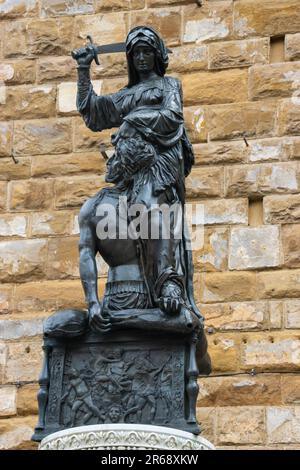Nachbildung der Judith- und Holofernes-Statue des italienischen Bildhauers Donatello auf der Piazza della Signoria in Florenz, Toskana, Italien Stockfoto