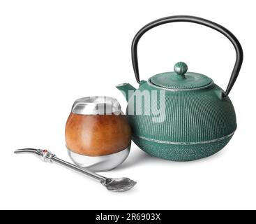 Calabash mit Mate-Tee, Bombilla und Teekanne auf weißem Hintergrund Stockfoto