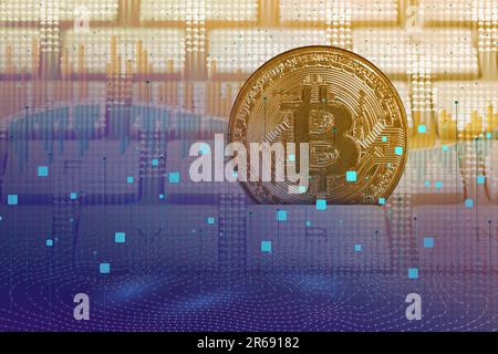 Digitale Währungssicherheit. Goldene Bitmünze auf Computertastatur, Nahaufnahme. Digitale Karte Stockfoto