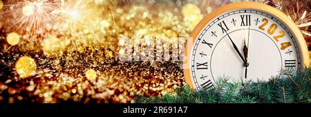 Die letzten Momente bis zum neuen 2024. Jahr zählen. Grußkarte mit Uhr, Tannenzweigen, goldenem Glitzer und Feuerwerk, Bannerdesign. Platz für Text Stockfoto