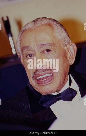 Fotos von Prominenten aus den 90s, die ich auf E6 in Hollywood gedreht habe. Cab Calloway lächelndes Porträt, hinter der Bühne bei einer Preisverleihung. Stockfoto