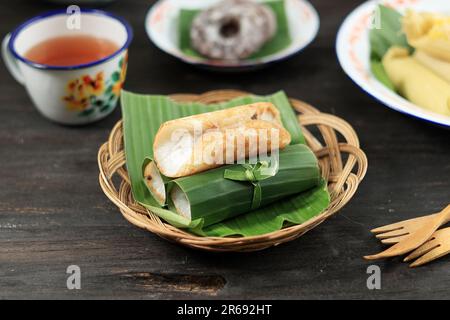 Serabi Solo Javanese Pancake, in traditionellem Steingut zubereitet und mit Bananenblatt verpackt. Stockfoto