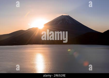Sonnenuntergang über dem Yamanaka-See und dem Mt. Fuji Stockfoto