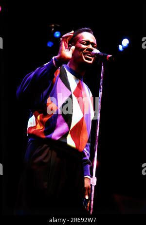 Fotos von Prominenten aus den 90s, die ich auf E6 in Hollywood gedreht habe. Luther Vandross lebt im Konzert. Stockfoto