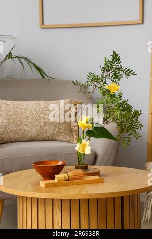 Wunderschönes Ikebana auf dem Couchtisch im Wohnzimmer Stockfoto