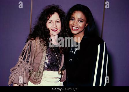 Fotos von Prominenten aus den 90s, die ich auf E6 in Hollywood gedreht habe. Tina Marie Sängerin, mit Shenseea bei den Soul Train Awards. Stockfoto