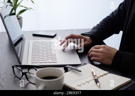 Japanischer Mann, der einen Computer bedient Stockfoto
