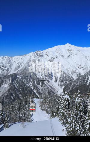 Shin Hotaka Seilbahn und die nördlichen Alpen im Schnee Stockfoto
