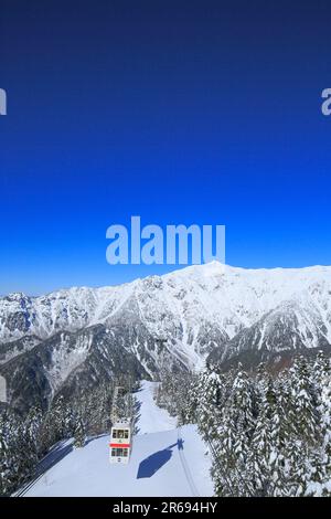 Shin Hotaka Seilbahn und die nördlichen Alpen im Schnee Stockfoto