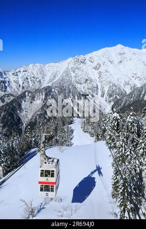 Shin Hotaka Seilbahn und die nördlichen Alpen im Schnee Stockfoto