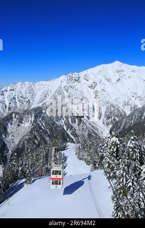 Shin Hotaka Seilbahn und die nördlichen Alpen im Schnee Stockfoto