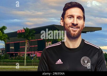 Lionel Messi mit dem Inter Miami Trikot und dem Stadion im Hintergrund. Porträt eines glücklichen Messi. Bester Fußballspieler. Stockfoto