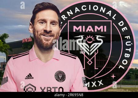 Lionel Messi mit dem Inter Miami Trikot, dem Schild und dem Stadion im Hintergrund. Porträt eines glücklichen Messi. Bester Fußballspieler. Stockfoto