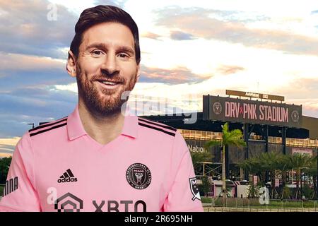 Lionel Messi mit dem Inter Miami Trikot und dem Stadion im Hintergrund. Porträt eines glücklichen Messi. Bester Fußballspieler. Stockfoto