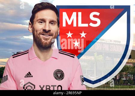 Lionel Messi mit dem Inter Miami Trikot, dem MLS-Schild und dem Stadion im Hintergrund. Porträt eines glücklichen Messi. Bester Fußballspieler. Stockfoto