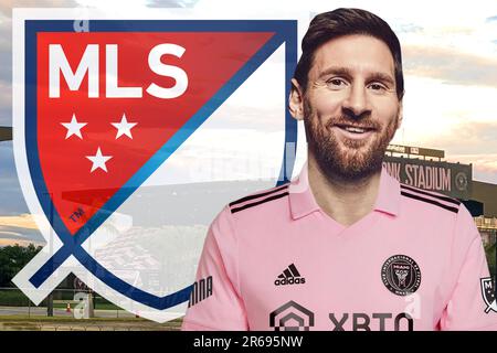 Lionel Messi mit dem Inter Miami Trikot, dem MLS-Schild und dem Stadion im Hintergrund Stockfoto