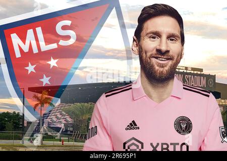 Lionel Messi mit dem Inter Miami Trikot, dem MLS-Schild und dem Stadion im Hintergrund Stockfoto