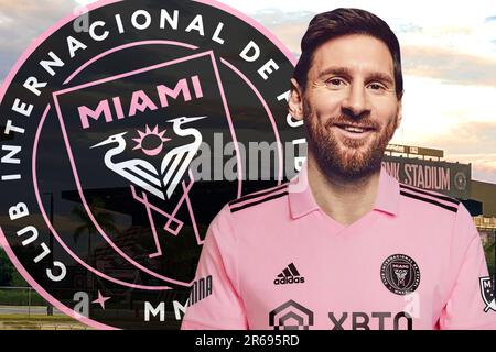 Lionel Messi mit dem Inter Miami Trikot, dem Schild und dem Stadion im Hintergrund Stockfoto