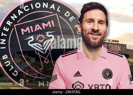 Lionel Messi mit dem Inter Miami Trikot, dem Schild und dem Stadion im Hintergrund. Porträt eines glücklichen Messi. Bester Fußballspieler. Stockfoto